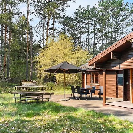 3 Bedroom Amazing In Prázdninový dům Højby